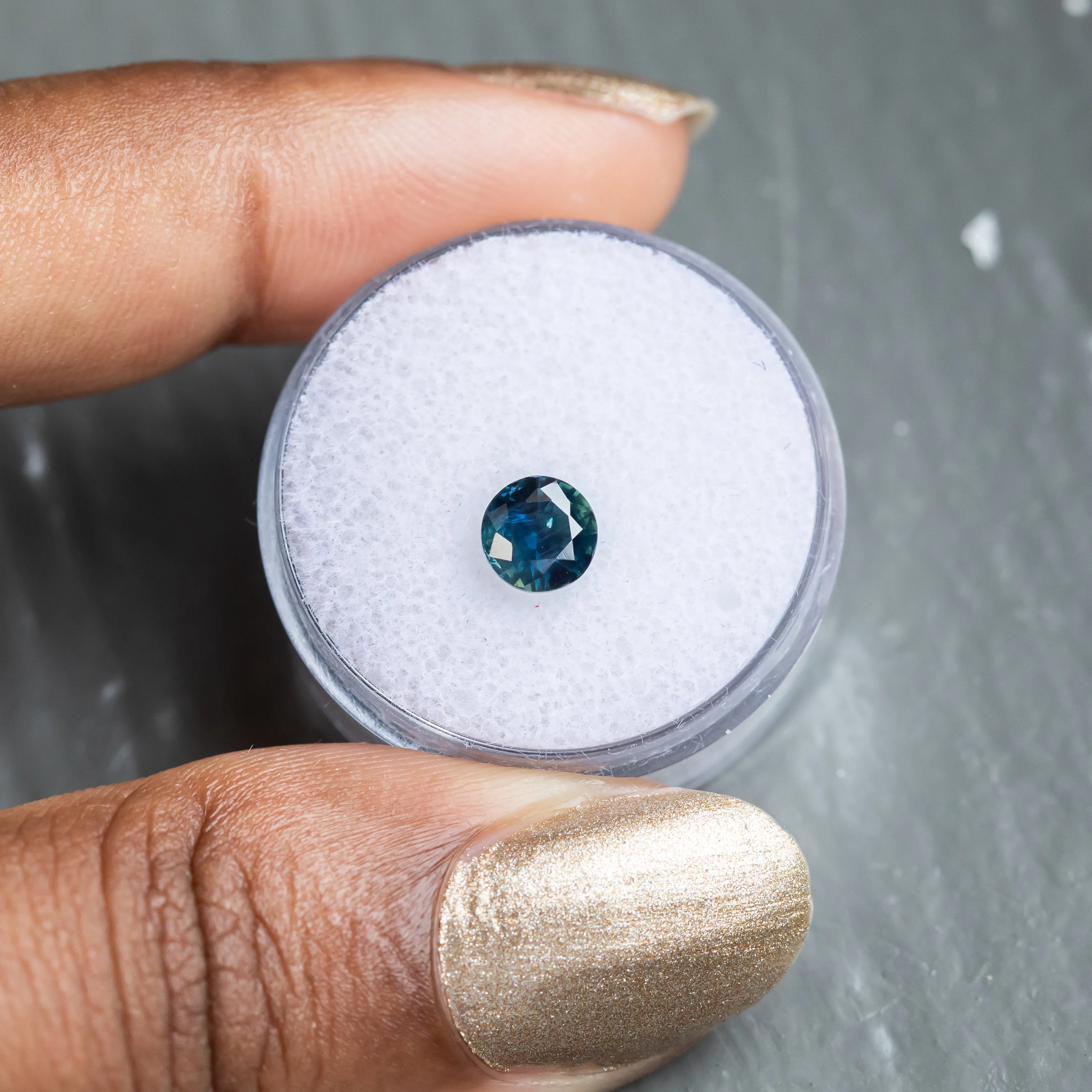 1.05CT ROUND NIGERIAN SAPPHIRE, OCEAN BLUE, 5.95X3.81MM, UNTREATED