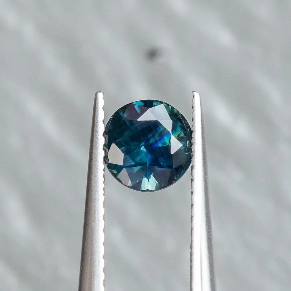 1.05CT ROUND NIGERIAN SAPPHIRE, OCEAN BLUE, 5.95X3.81MM, UNTREATED